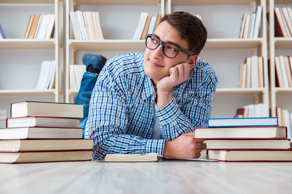 Jungen Studenten Studium Pfund Buch Mann Stock foto © Elnur