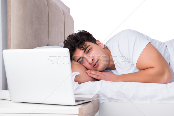 Homem cama sofrimento insônia laptop teia Foto stock © Elnur