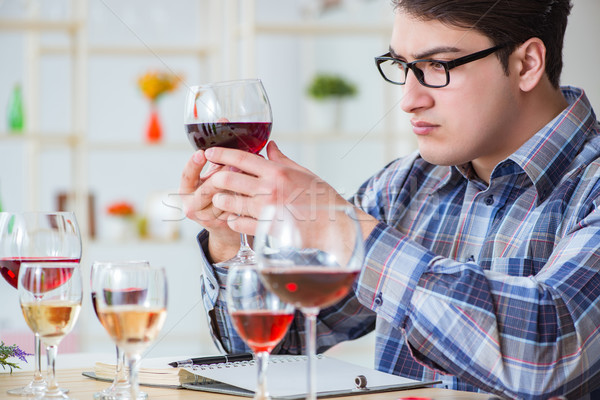 Profesional somelierilor degustare vin rosu fundal tabel Imagine de stoc © Elnur