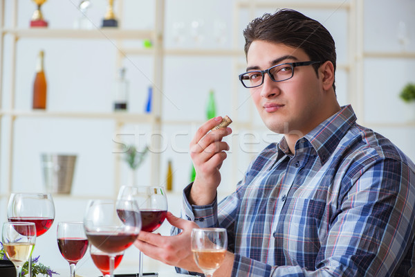 Profesional somelierilor degustare vin rosu fundal tabel Imagine de stoc © Elnur