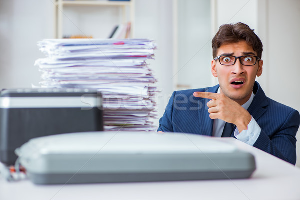 Stockfoto: Zakenman · machine · papier · werk · technologie