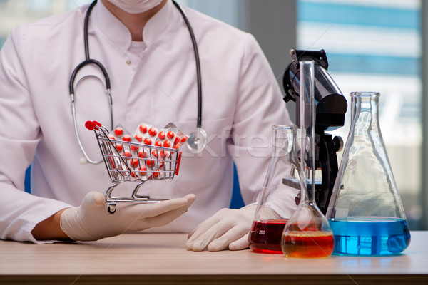 [[stock_photo]]: Médecin · panier · plein · pilules · étudiant · santé