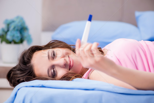 Femme positif test de grossesse fille bébé sourire Photo stock © Elnur