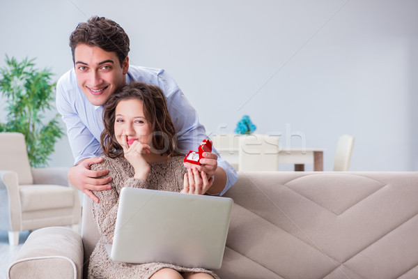Romantic om căsătorie propunere birou Imagine de stoc © Elnur
