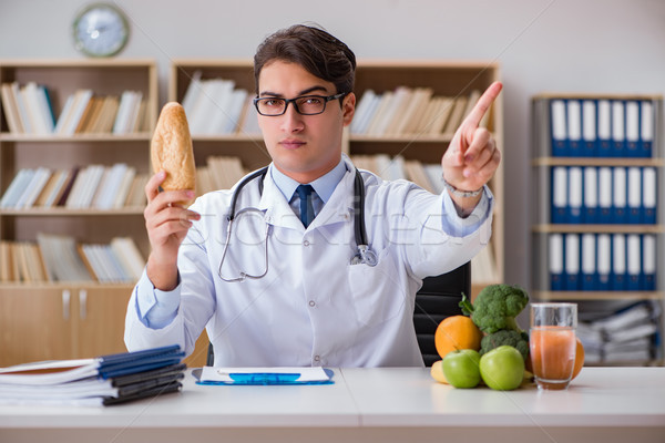 Científico estudiar nutrición alimentos mano Foto stock © Elnur