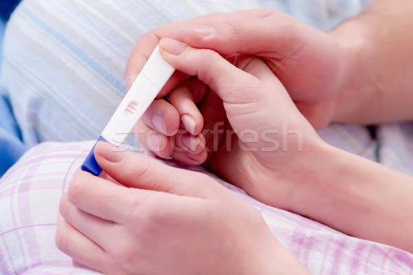 Frau positive Schwangerschaftstest Mädchen Baby Lächeln Stock foto © Elnur