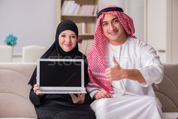 Pereche arab om femeie calculator familie Imagine de stoc © Elnur