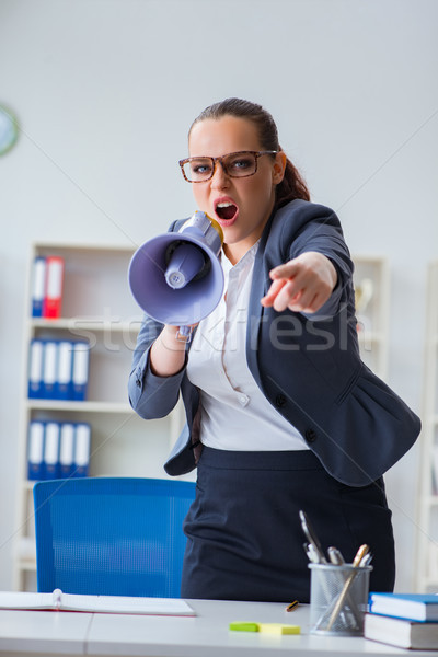 Foto stock: Enojado · mujer · de · negocios · altavoz · oficina · mujer