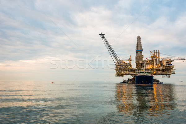 石油鑽機 海 業務 天空 商業照片 © Elnur