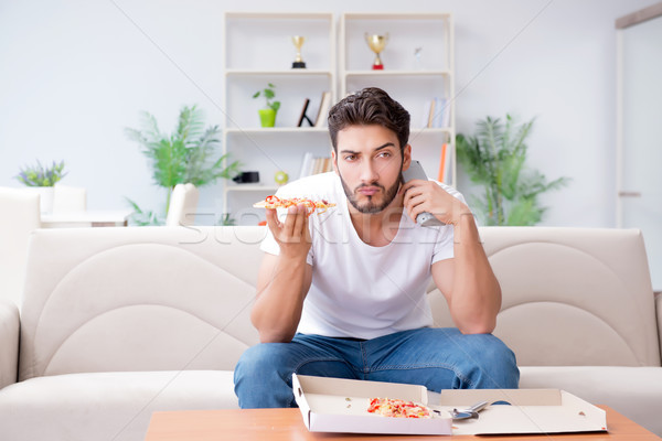 [[stock_photo]]: Homme · manger · pizza · maison · détente