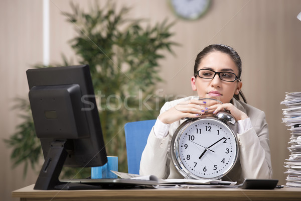 Zakenvrouw werken kantoor vrouw klok achtergrond Stockfoto © Elnur