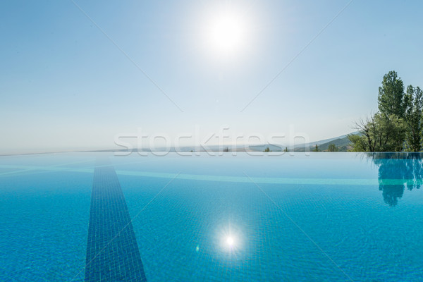 Infinit piscină luminos vară zi cer Imagine de stoc © Elnur