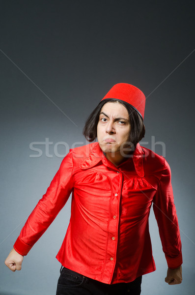 商业照片: 男子    红色    帽子    快乐    种族 / man wearing red