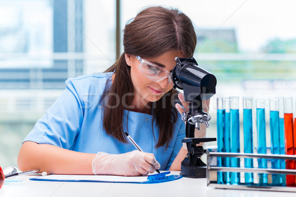 Fiatal nő dolgozik laboratórium nő orvos diák Stock fotó © Elnur