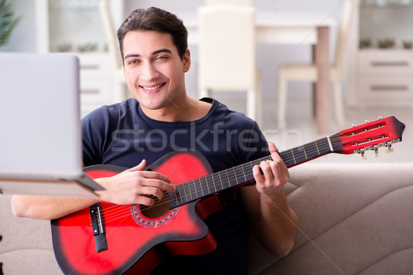 Foto stock: Moço · jogar · guitarra · casa · internet