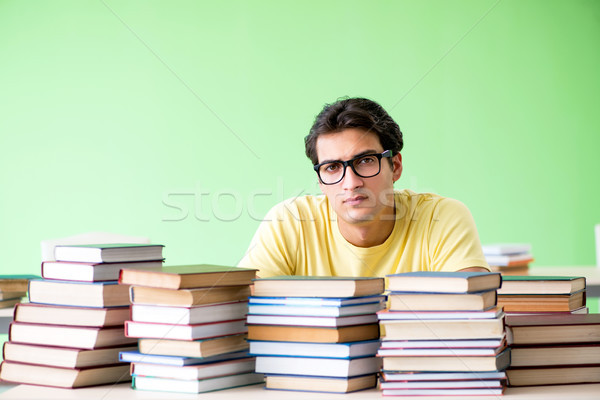 Stockfoto: Student · veel · boeken · lezen · examen · man