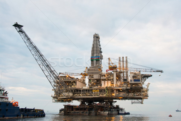 Torre de perforación petrolera mar negocios cielo tecnología industria Foto stock © Elnur