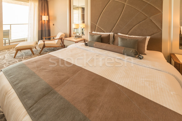 Modernes chambre d'hôtel grand lit maison design Photo stock © Elnur