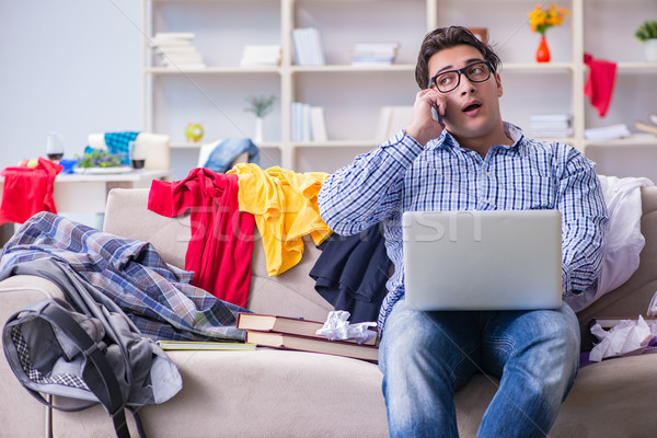 Jeune homme travail étudier salissant chambre ordinateur [[stock_photo]] © Elnur