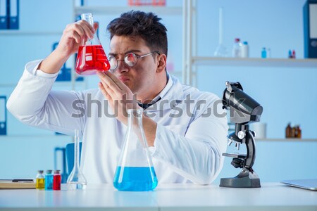 Médico do sexo masculino trabalhando lab vírus vacina homem Foto stock © Elnur