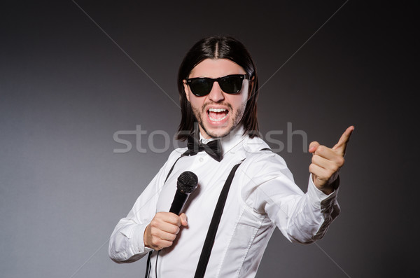 Funny piosenkarka mikrofon koncertu człowiek szczęśliwy Zdjęcia stock © Elnur