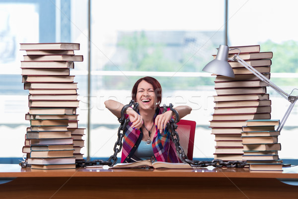 Jeune femme étudiant collège examens livres école [[stock_photo]] © Elnur