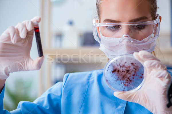 Femeie om de ştiinţă cercetator experiment laborator medic Imagine de stoc © Elnur