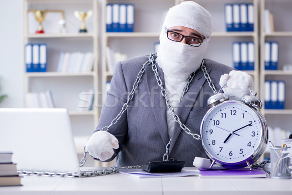 Om de afaceri lucrător lucru birou calculator ceas Imagine de stoc © Elnur