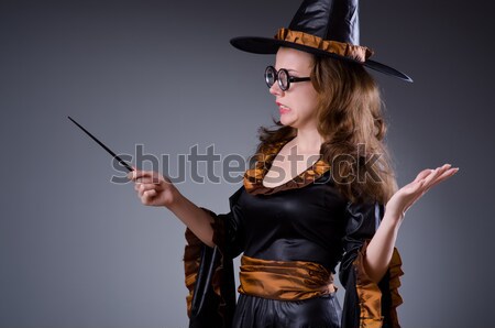 [[stock_photo]]: Femme · pirate · isolé · blanche · fusil · épée