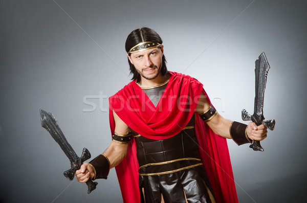Roman războinic sabie om alb studio Imagine de stoc © Elnur