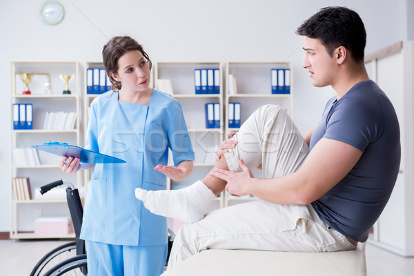 Stock photo: Doctor and patient during check-up for injury in hospital