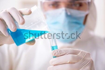 Jóvenes químico estudiante de trabajo laboratorio productos químicos Foto stock © Elnur
