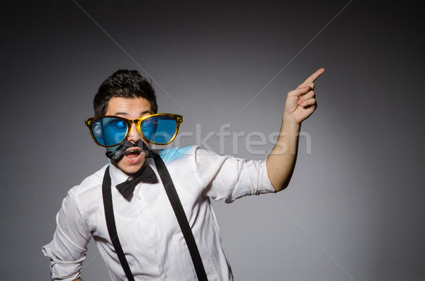 [[stock_photo]]: Jeunes · homme · lunettes · de · soleil · gris