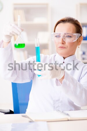 Femeie om de ştiinţă cercetator experiment laborator medic Imagine de stoc © Elnur