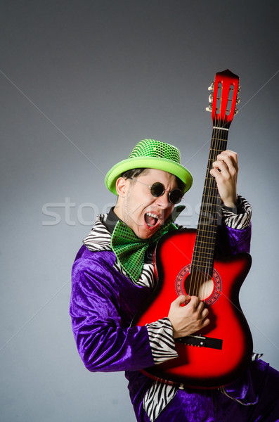 Engraçado homem jogar guitarra musical música Foto stock © Elnur