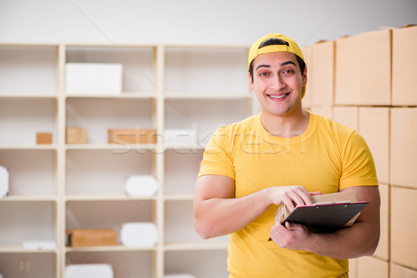 Uomo lavoro pacchetto consegna servizio ufficio Foto d'archivio © Elnur