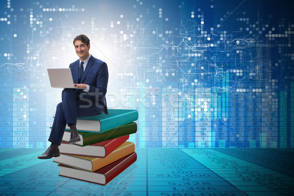 Om de afaceri executiv distanta învăţare calculator carte Imagine de stoc © Elnur