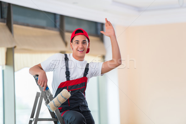 Jeunes peintre peinture plafond construction mur Photo stock © Elnur
