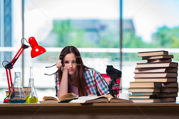 Foto stock: Triste · estudiante · química · exámenes · libros · escuela