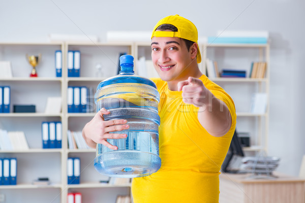 Homme une bouteille d'eau bureau affaires eau maison Photo stock © Elnur