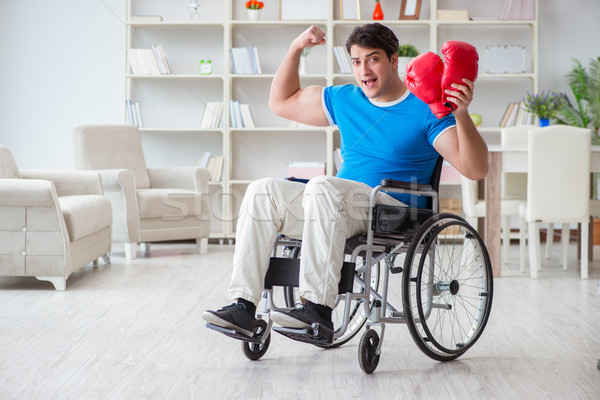 Dezactivat boxer scaun rulant ranire mână exercita Imagine de stoc © Elnur