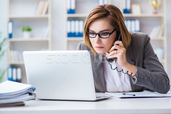 Mujer de negocios de trabajo oficina ordenador trabajo teléfono Foto stock © Elnur