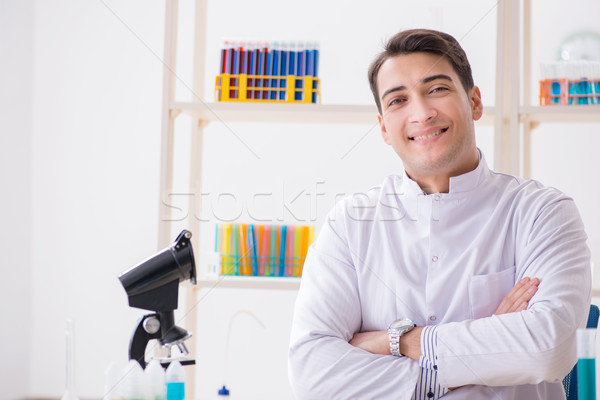 Jungen Chemiker Studenten arbeiten Labor Chemikalien Stock foto © Elnur