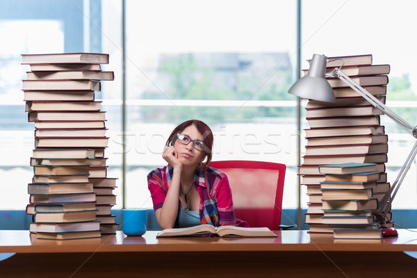 Jeune femme étudiant collège examens fille livres [[stock_photo]] © Elnur