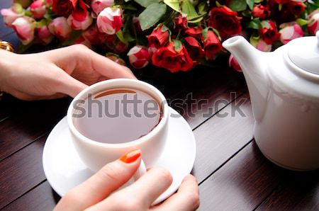 [[stock_photo]]: Tasse · thé · restauration · fleurs · mains · verre