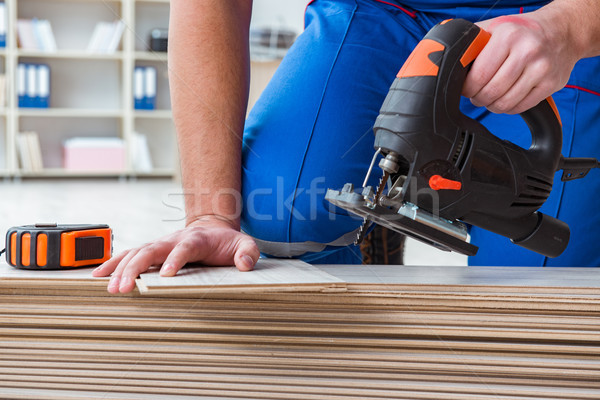 Stockfoto: Jonge · werknemer · werken · vloer · tegels · home