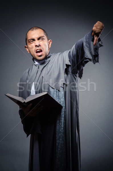 Zdjęcia stock: Młodych · kapłan · odizolowany · biały · Biblii · czarny