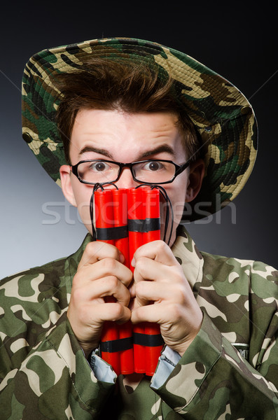 Foto stock: Engraçado · soldado · vermelho · dinamite · homem · fundo