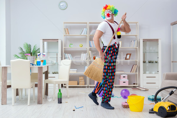 Grappig clown schoonmaken home glimlach man Stockfoto © Elnur