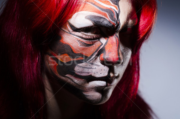 Foto stock: Cara · da · mulher · pintura · escuro · quarto · cara · moda